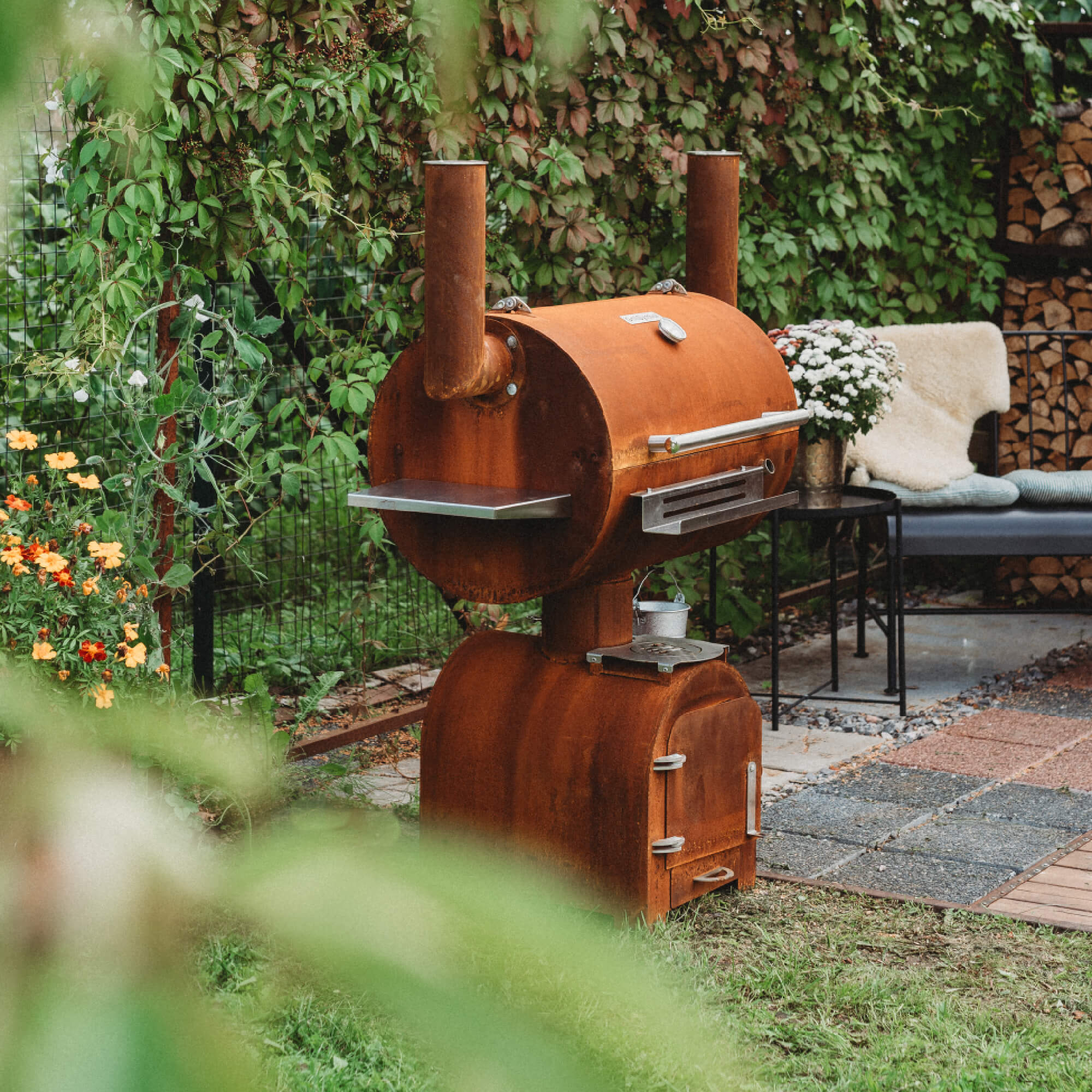 Savustusgrilli Smoky Beast – Corten Teräs 70 × 50 cm